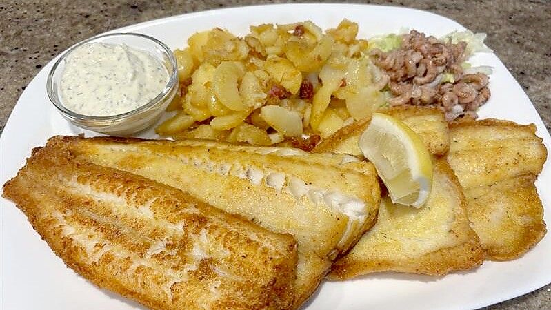 Der Kapitänsteller mit Seezunge, Seelachs und Seescholle samt Krabben, Bratkartoffeln und Remoulade kostet 28,90 Euro. Foto: Stephanie Tomé