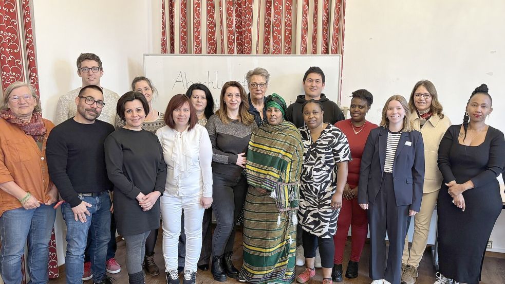 In der Leeraner Haneburg feierten die Teilnehmenden und Verantwortlichen den Abschluss des Kurses. Foto: Jasmin Oltmanns