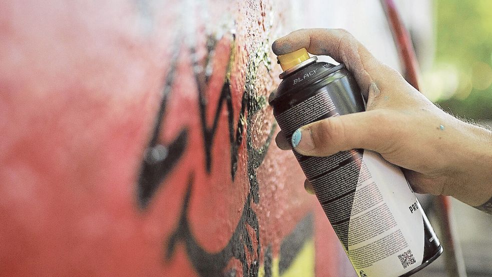 Ein am Bremer Hauptbahnhof abgestellter Regionalexpress wurde großflächig besprüht – die Polizei konnte kurz darauf drei Tatverdächtige festnehmen. Foto: Kira Hofmann