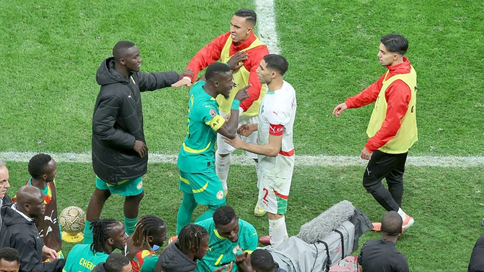 Die Spieler beider Teams gerieten im Finale des Afrika Cups mächtig aneinander. (Archivbild) Foto: Youssef Loulidi/AP/dpa