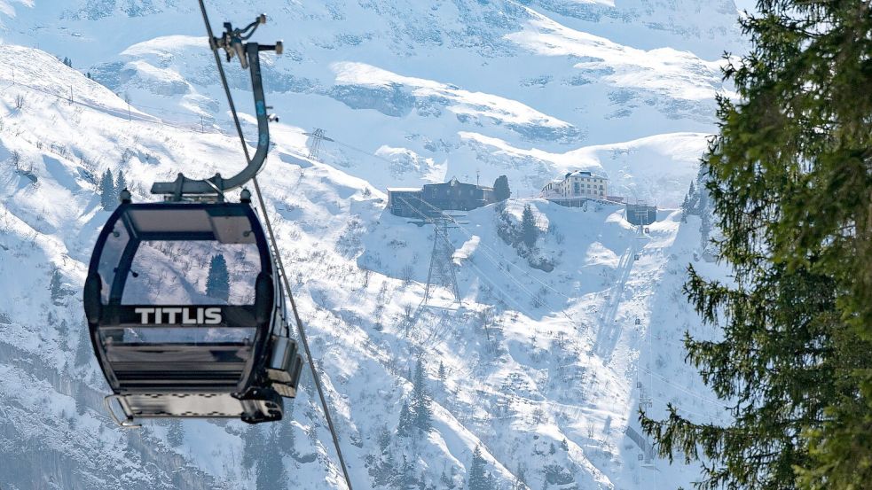 Im Skigebiet schien die Sonne, aber es gab Windwarnungen. Foto: Urs Flueeler