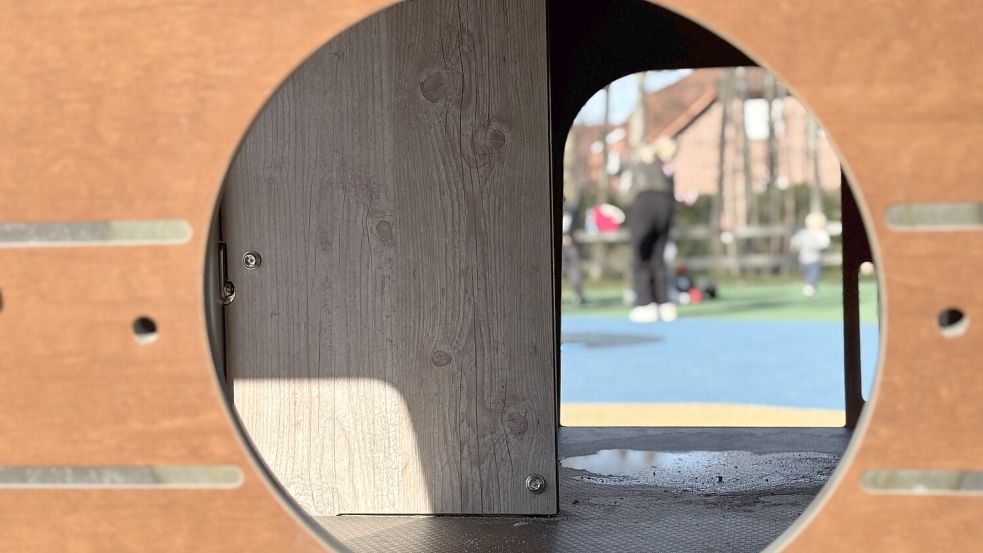 Das Glas des Bullauges am Piratenschiff wurde eingetreten. Foto: Marion Janßen