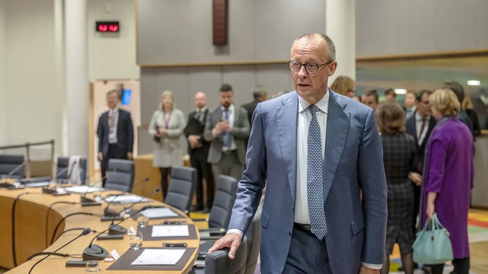 Bundeskanzler Friedrich Merz will Ungarns Regierungschef Viktor Orban in Brüssel zur Aufgabe der Blockade bewegen. (Archivbild) Foto: Michael Kappeler/dpa