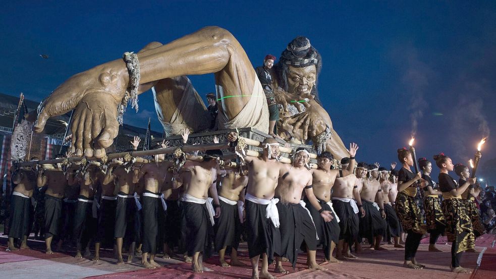 Am Vorabend von „Neypi“ wurde es noch einmal laut auf der Insel. Foto: Firdia Lisnawati/AP/dpa