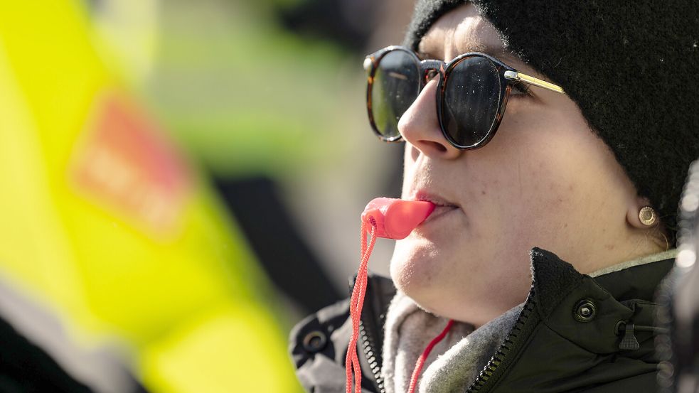 Die Gewerkschaft Verdi ruft in Deutschland immer wieder zum Warnstreik auf, um in Tarifverhandlungen ihre Forderungen durchzusetzen. Foto: dpa/Swen Pförtner