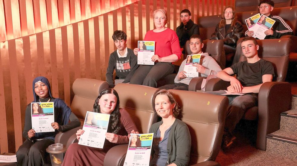 Die beteiligten Schülerinnen und Schüler sowie die betreuenden Lehrerinnen freuen sich über die Auszeichnung des Films „Bruder im Wind“. Dieser erzählt die Geschichte des Schülers Dahoz Musa (mittlere Reihe, Zweiter von rechts) und seiner Familie. Foto: Organisatoren