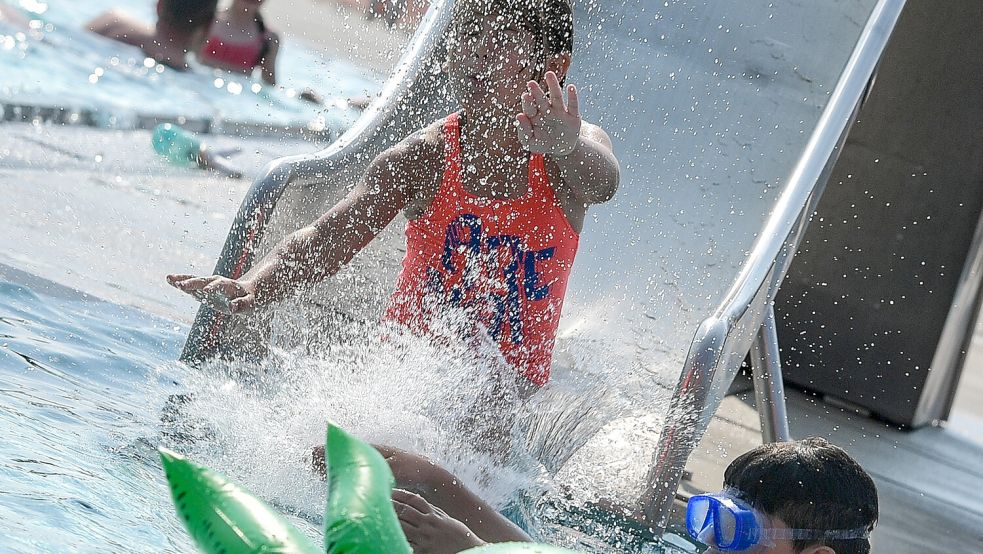 Badespaß im Friesenbad in Weener. Foto: Klaus Ortgies/Archiv