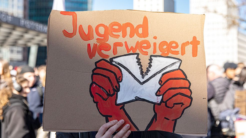 Rund 10.000 Menschen protestierten am 5. März in Berlin gegen die Wehrpflicht Foto: dpa/picture alliance/Michael Kuenne