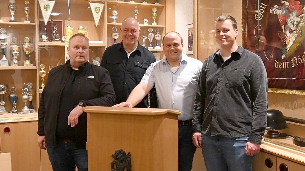 Nach der einstimmigen Wahl in Ramsloh präsentiert sich der neue Vorstand des Fördervereins der Feuerwehr (von links) Kevin Heese, Christian Henken, Timo Hinrichs und Lukas Tebben. Foto: Thomas Giehl / Feuerwehr