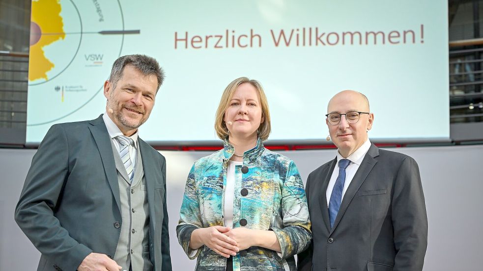 Marika Linntam, Botschafterin der Republik Estland in Berlin, berichtet von Präventionsmaßnahmen ihres Landes gegen Sabotage und Cyberoperationen Russlands. Foto: Soeren Stache