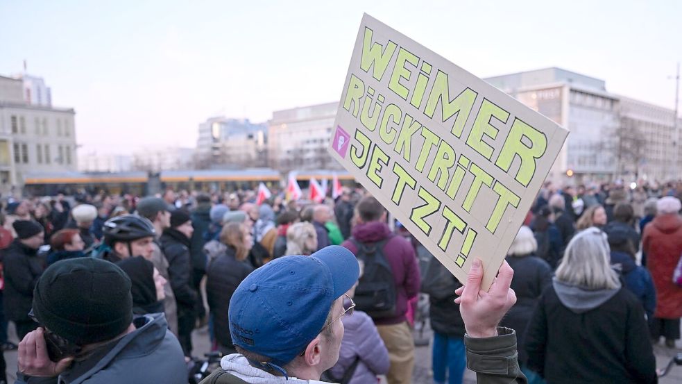 In Leipzig forderten Demonstranten Weimers Rücktritt. Foto: Hendrik Schmidt/dpa