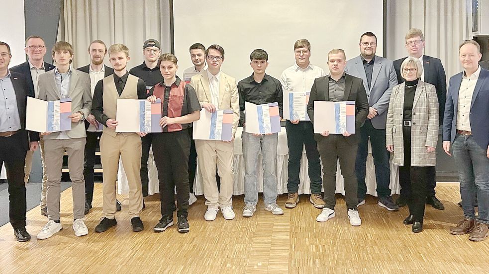 Die frisch gebackenen Gesellen feierten mit Gästen in Moormerland ihre erfolgreichen Abschlüsse. Foto: Bodo Wolters