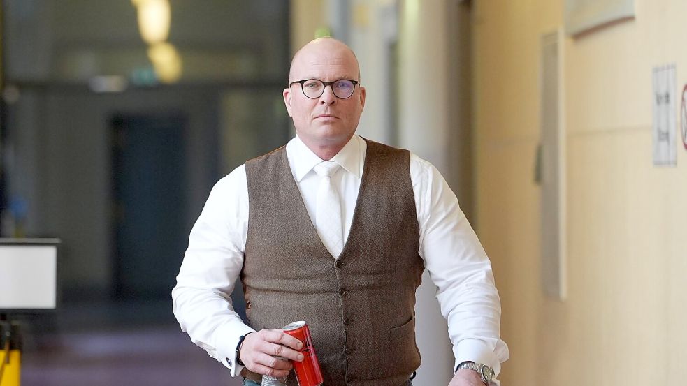 Sascha Böttner, Verteidiger eines angeklagten Israelis, auf dem Weg in den Gerichtssaal. Foto: Marcus Brandt/dpa