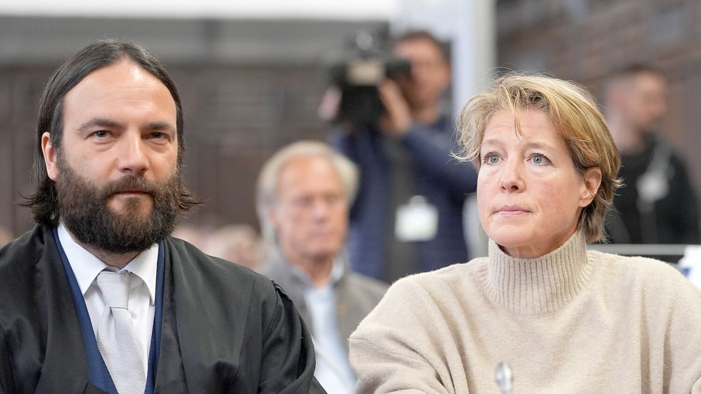 Christina Block (rechts), deutsche Gastronomin und Unternehmerin, und ihr Anwalt Ingo Bott vor dem Landgericht Hamburg. Foto: dpa/Marcus Brandt