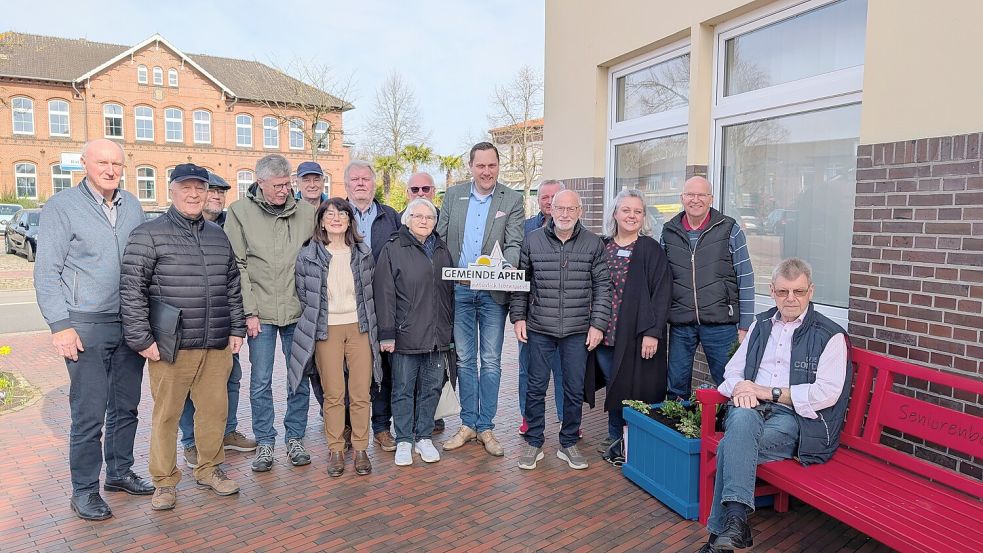 Der Seniorenbeirat der Gemeinde Apen ließ die alte, nicht mehr nutzbare Bank ersetzen. Foto: Gemeinde Apen