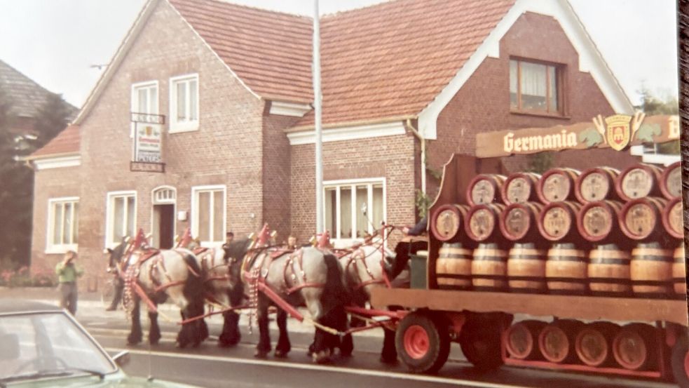 Nur eine Werbeaktion aus den 1970er Jahren: Aber zu Beginn des 20. Jahrhunderts kam das Bier mit Pferd und Kutsche nach Westrhauderfehn. Sammlung: Heiner Steenhoff
