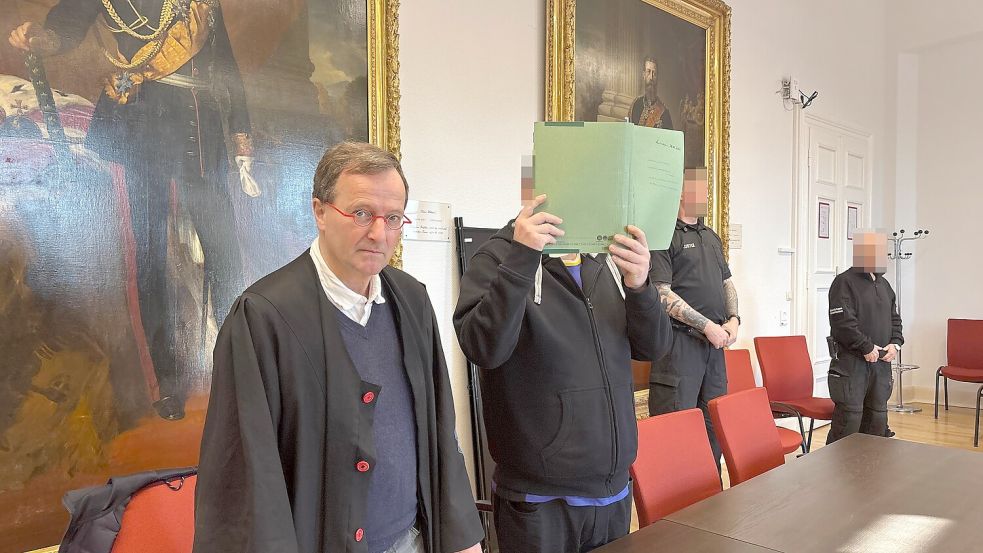 Der Angeklagte (rechts) musste sich vor dem Landgericht Aurich verantworten. Verteidigt wurde er von Rechtsanwalt Folkert Adler. Foto: Lars Löschen