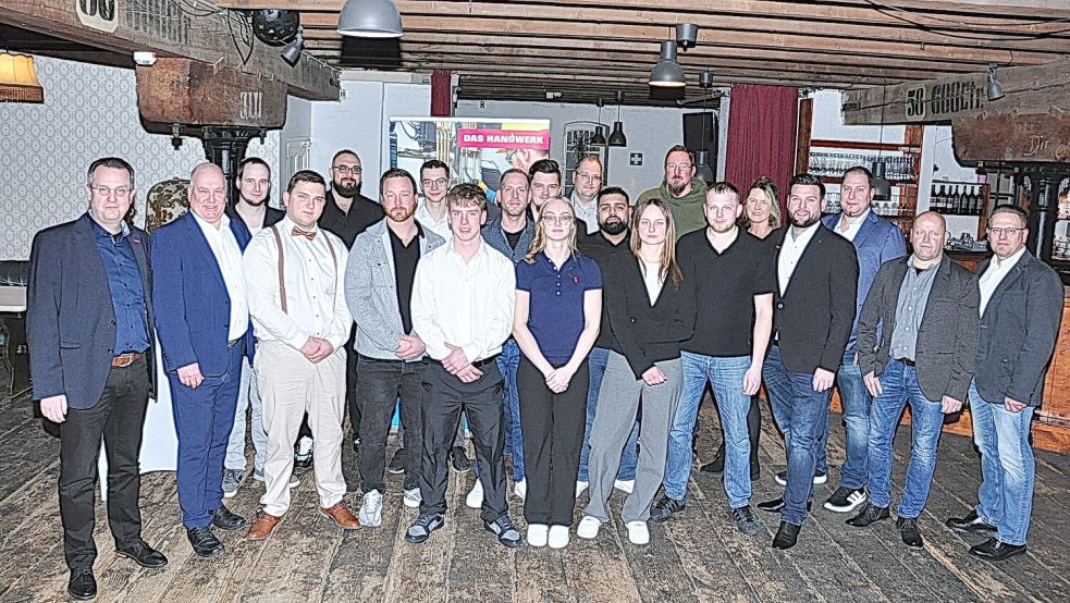 Bürgermeister Claus-Peter Horst (2. von links) begrüßte die Gesellinnen und Gesellen und Gäste zur Freisprechung im Leeraner Zollhaus. Foto: Bodo Wolters