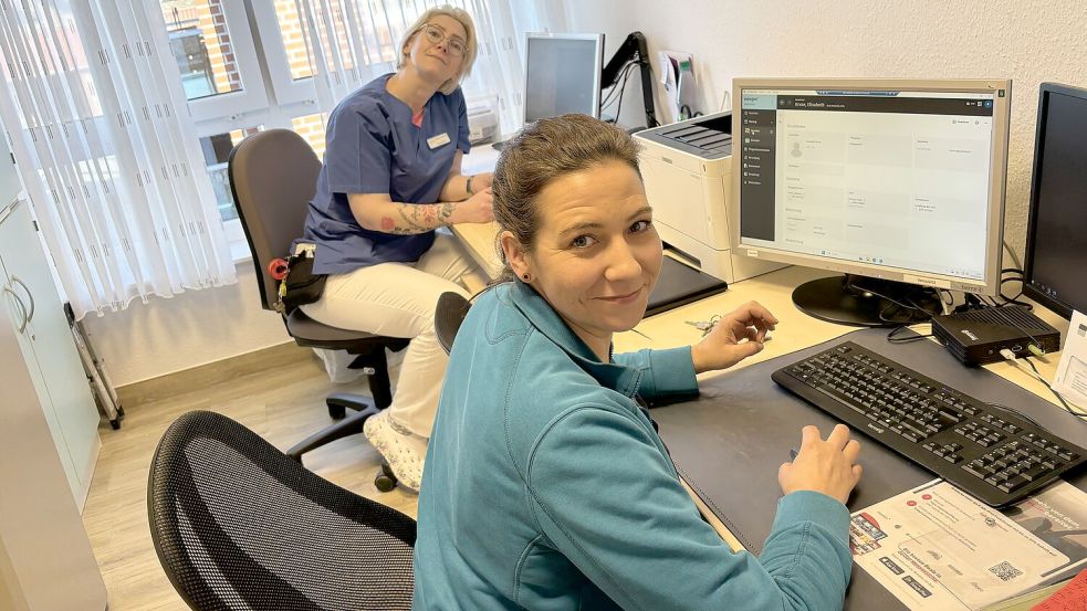 Claudia Kellermann (vorne) und Krisztina Zambor führen die Dokumentation. Foto: Dirk Hellmers