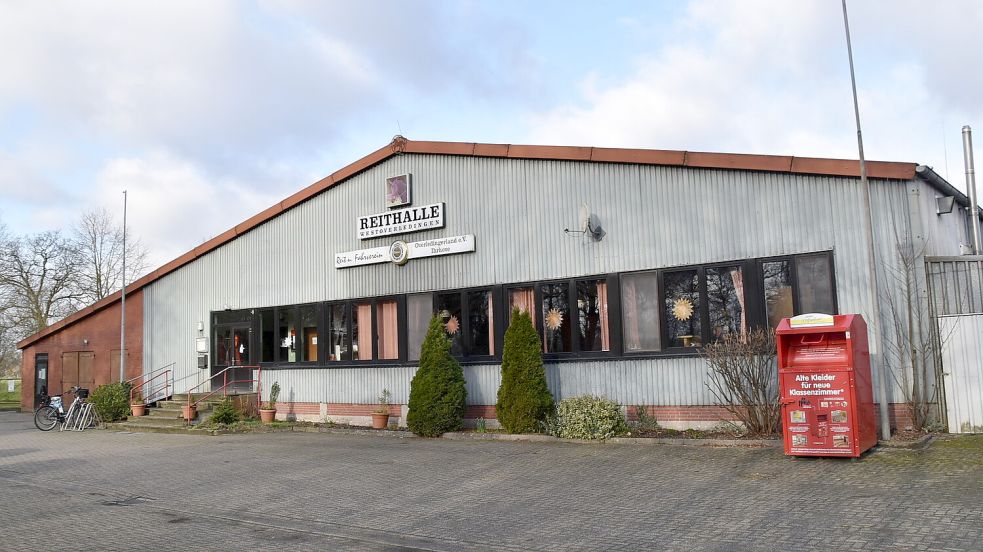 Wie geht es mit der Reithalle in Ihrhove weiter? Aktuell wird über eine Verlagerung diskutiert. Die Reithalle am bisherigen Standort soll weichen, weil die Gemeinde Westoverledingen dort ein Baugebiet realisieren will. Foto: Carsten Ammermann/Archiv