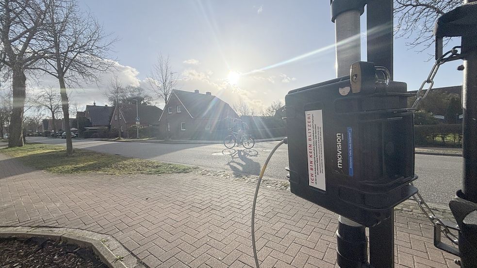 Im unteren Bereich der Stange befindet sich ein Kasten, auf dem „Ich bin kein Blitzer“ steht. Foto: Jonas Bothe