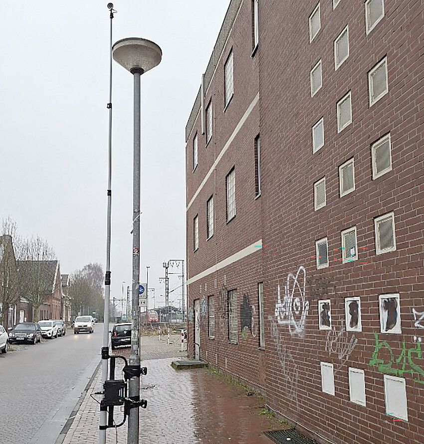 Die Messsysteme waren an verschiedenen Stellen – im Bild an der Ecke Reimersstraße/Bremer Straße – an Laternenmasten angebracht. Foto: Karin Lüppen