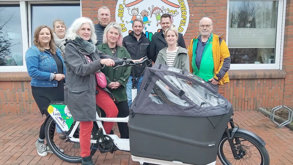Die Freude über ein eigenes Cargobike für das Kinnerhuus Ihrenerfeld ist auf allen Seiten groß. Es freuen sich (von links) Nicole Janssen (Kita), Doris Thieben (Vorsitz Förderverein Kinnerhuus) Hedwig Daute (Grüne/WOL 21 Orgateam), Hermann Vierdag (Radwelt Emsland Papenburg), Melanie Teipen (stellvertretende Kitaleitung), Henning Nintemann (Schmees Unternehmensgruppe), Volker Oltmanns (Raiffeisenbank Flachsmeer), Ilona Junker (Förderverein Kita) und Detlef Hermann (Grüne/WOL 21 Orgateam). Foto: Clarissa Scherzer