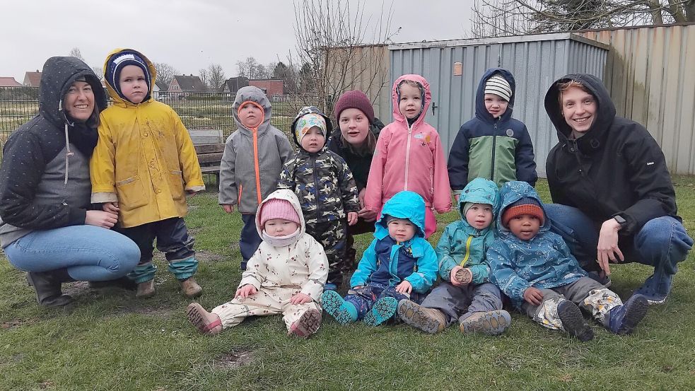 Erzieherin Franziska Hamann (hinten, von links), Elias, Melody, Maverick, Louisa Wallschlag (Heilerziehungspflegerin), Kea, Daja und Leiterin Mareike Park; (vorne, von links) Luna, Till, Milan und Moussa.