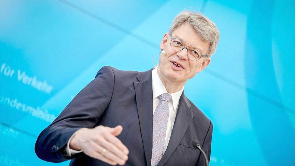 Minister Schnieder: Fast zwei Dutzend Maßnahmen für einen pünktlicheren Bahnverkehr. Foto: Kay Nietfeld/dpa