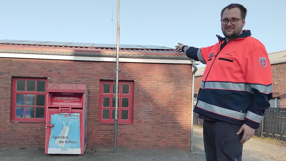Mirco Freese von den Maltesern Bockhorst/Rhauderfehn präsentiert das Dach der Sechs-Kilowatt-Peak-Photovoltaik-Anlage. Die Maltester sind zurzeit dabei, ihre Wache zu modernisieren. Foto: Clarissa Scherzer