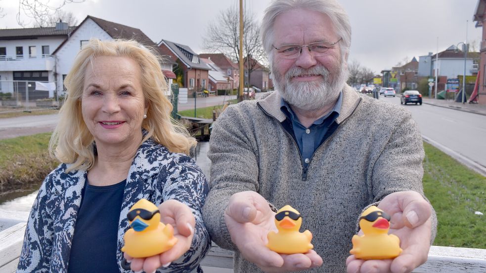 Jutta Kramer und Hinrich Heselmeyer vom Heimatverein Overledingerland freuen sich schon auf das erste „Fehntjer Entenrennen“. Fotos: Henrik Zein