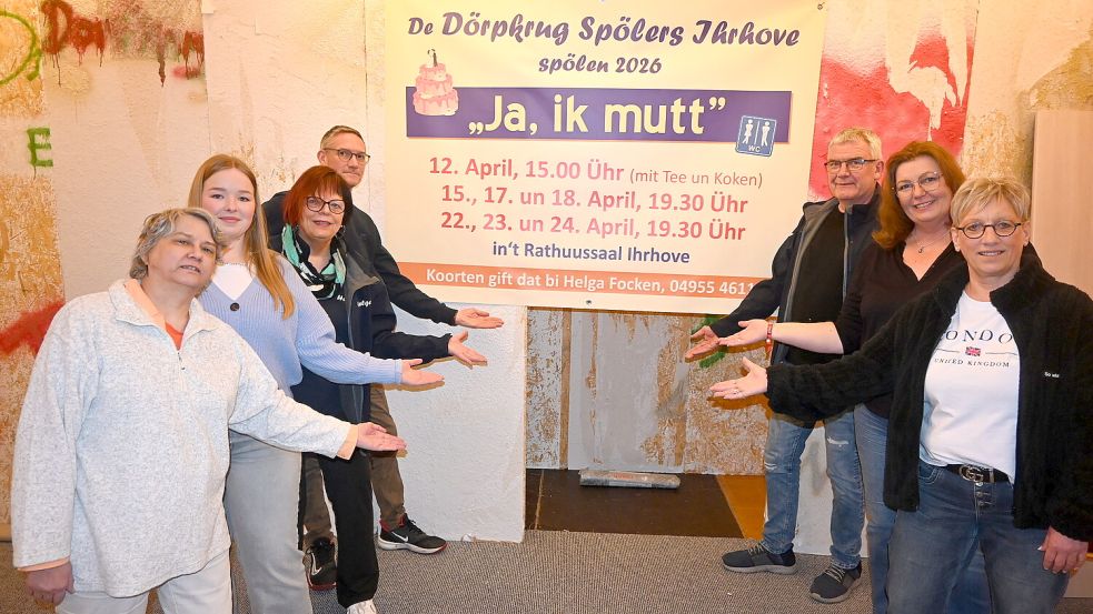 Die Theatergruppe „De Dörpkrug Spölers“ aus Ihrhove präsentiert ab dem 12. April das neue Stück „Ja, ik mutt“ im Ihrhover Rathaussaal. Darauf und auf möglichst viele Zuschauer freuen sich (von links) Gertraud Stratmann, Rebecca Schmidt, Helga Focken, Heino Plenter, Dieter Frerichs, Inge Spieker und Marion Reck. Es fehlen: Burkhard Wilts, Rotraud Willms, Lisa Liebert, Matthias Witt und Marion Weers. Foto: Holger Weers