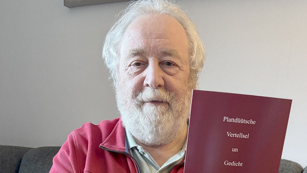 Heimatforscher Hans-Georg Voßkuhl hat jetzt das Buch „Vertellsel un Gedicht“ in plattdeutscher Sprache herausgebracht. Foto: Carsten Ammermann