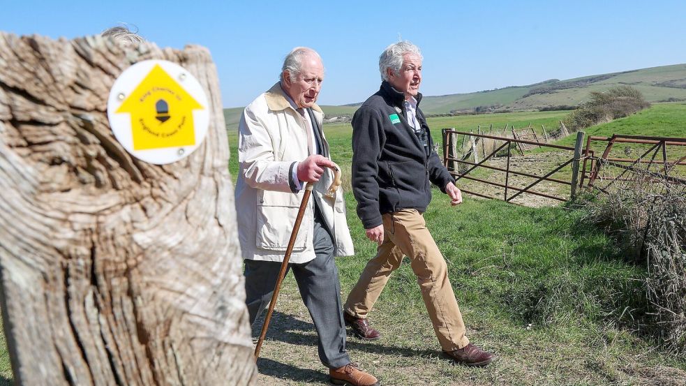 Gekleidet in Anzug und braunen Schuhen, wanderte der König gut zwei Kilometer an der Küste entlang. Foto: Chris Jackson