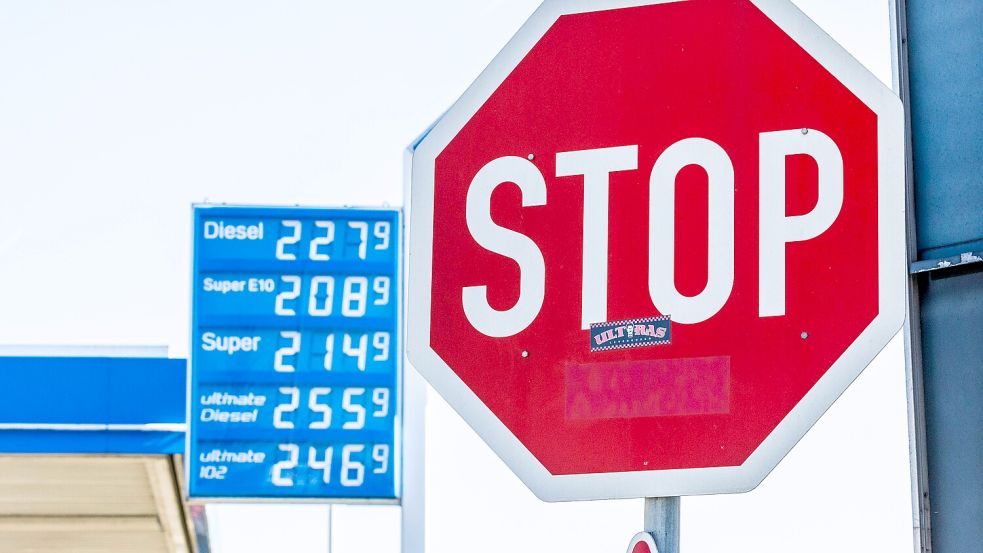 Diesel kostet Verbraucher derzeit mitunter 20 Cent mehr als Benzin. Foto: IMAGO/Marc John