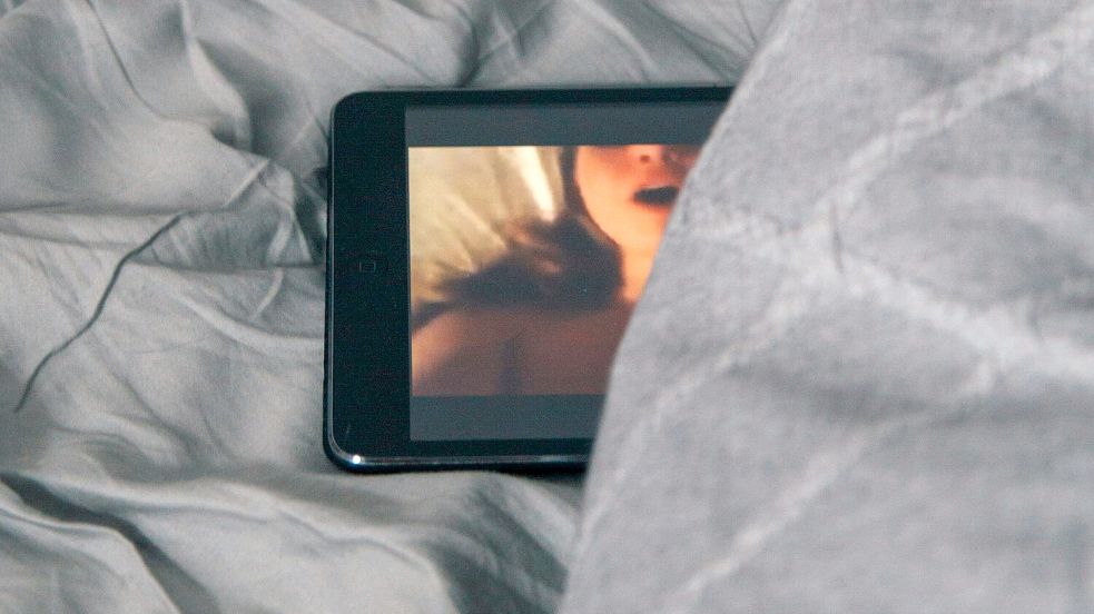 Die digitale Revolution bringt neue Formen sexueller Gewalt - wie zum Beispiel KI-Pornos mit den Gesichtern realer Personen. Foto: charlesdeluvio /Unsplash