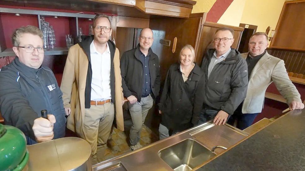 Treffen vor Ort: Der Strücklinger Investor Kevin Vos, Samtgemeindebürgermeister Jörg Schmedes, Gerd Holthaus, Rita Kamlage, Heinz Thomes und Erster Samtgemeinderat Gerwin Kuhlmann (von links). Foto: Mirco Moormann