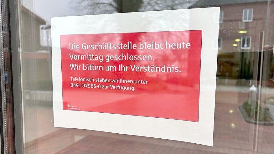 Ein Schild an der Tür weist darauf hin, dass die Sparkassen-Filiale in Wittmund geschlossen bleiben muss. Foto: Imke Oltmanns