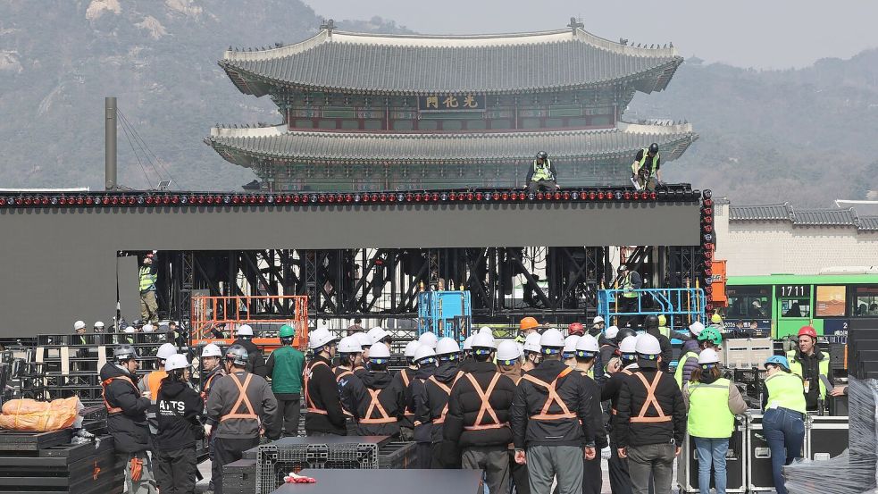 Am Gwanghwamun-Platz in Seoul wird die Band BTS ihr Comeback-Konzert geben. Es wird weltweit via Netflix übertragen. Foto: -/YNA/dpa