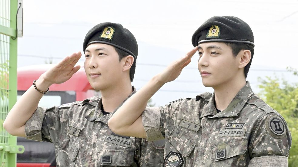 Die BTS-Mitglieder haben während der letzten Jahre ihren Militärdienst absolviert. Im letzten Juni wurden RM (l) und V von der Armee entlassen. (Archivfoto) Foto: -/kyodo/dpa