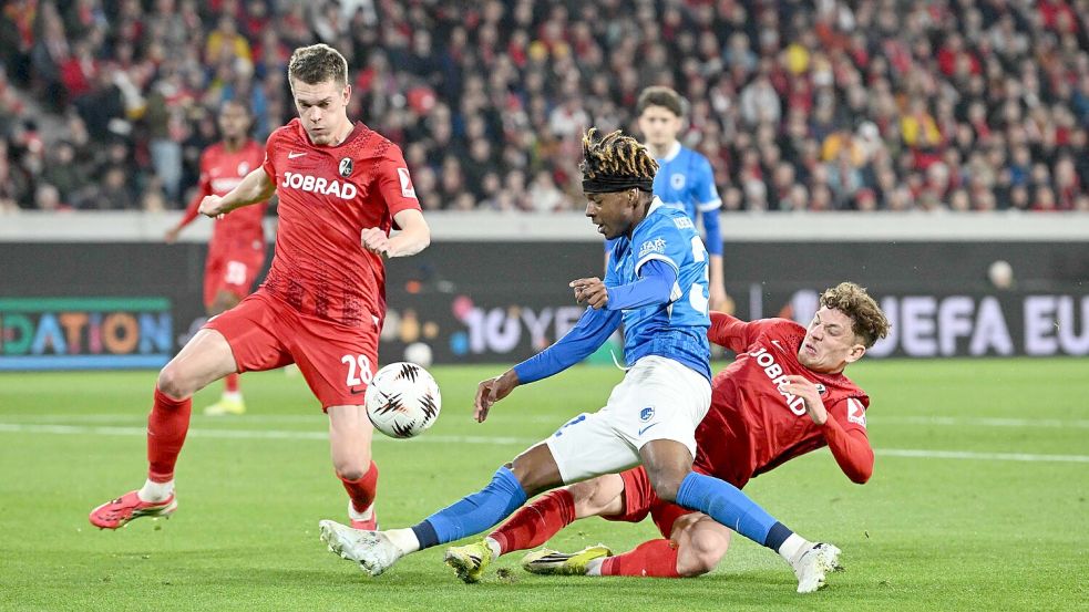 Trotz Gala-Vorstellung: Muss sich Matthias Ginter (l.) vom SC Freiburg die Rückkehr ins Nationalteam abschminken? Foto: AFP/THOMAS KIENZLE