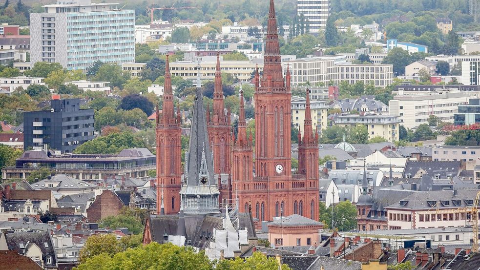 Die Polizei in Wiesbaden nahm nach einem Tötungsdelikt in der Innenstadt einen 38-Jährigen fest. (Symbolbild) Foto: Fredrik von Erichsen