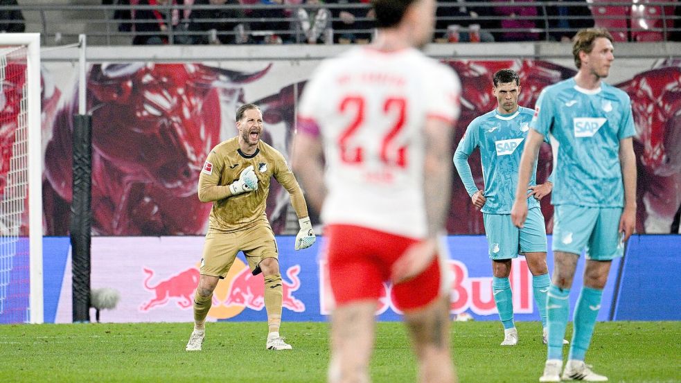 TSG-Torwart Oliver Baumann (l.) versucht seine Teamkollegen nach einem Gegentreffer verbal wachzurütteln. Foto: Julius Frick