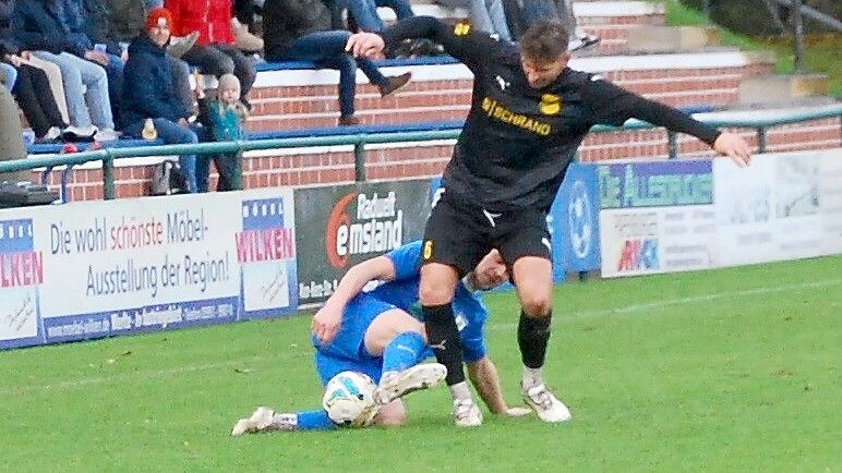Der SV Bevern (dunkles Trikot) war am Freitag in Papenburg obenauf. Archivfoto: Reemts