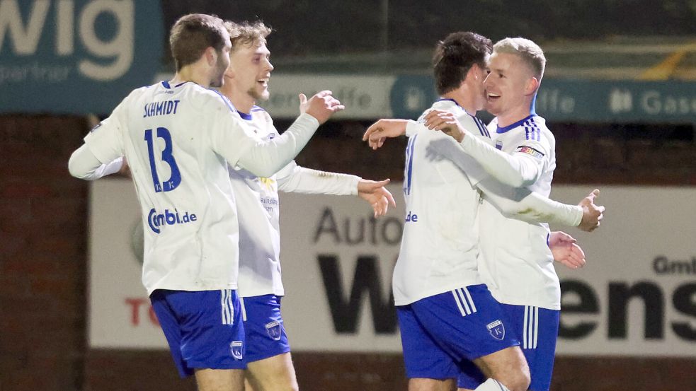 Nach dem Traumtor von Tobias Steffen (ganz rechts) war der Jubel bei Kickers groß.