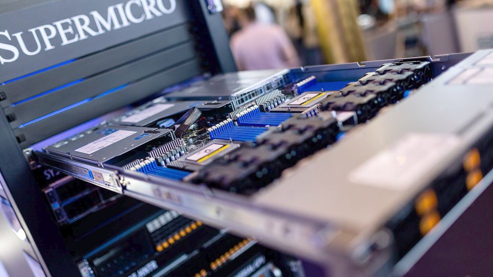 Supermicro betont, dass sich die Vorwürfe nur gegen einzelne Mitarbeiter, aber nicht gegen die Firma richten. (Archivbild) Foto: Philipp von Ditfurth/dpa