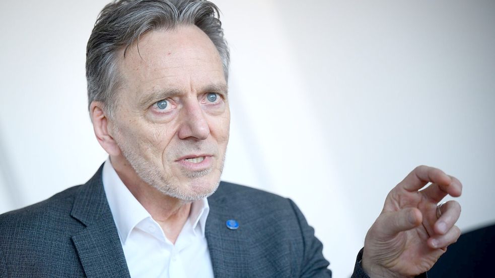 BKA-Präsident Holger Münch ist offen für die Debatte über ein Social-Media-Verbot. (Archivbild) Foto: Bernd von Jutrczenka/dpa