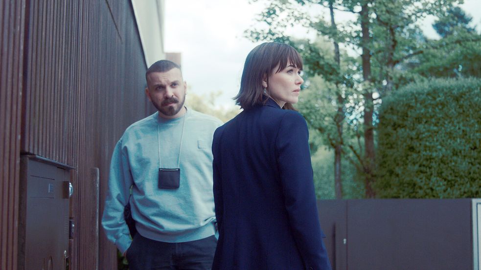 Hamza Kulina (Edin Hasanovic) und Maryam Azadi (Melika Foroutan) ermitteln bereits zum dritten Mal in Frankfurt einen Cold Case: „Tatort: Fackel“. So., 22.03., im Ersten und in der ARD Mediathek. Foto: © HR/ARD Degeto Film/Sommerhaus/Philipp Sichler