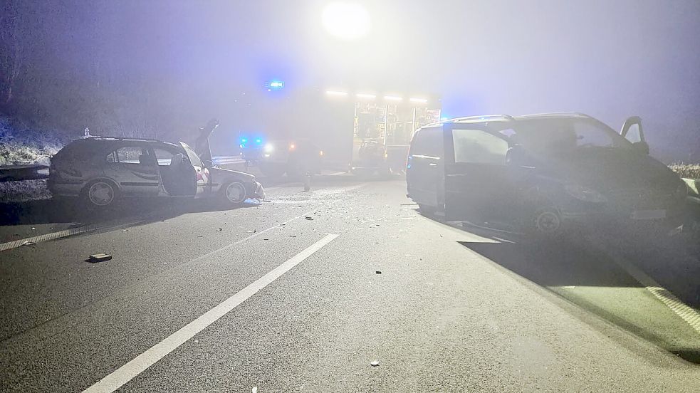 Drei Personen wurden bei einem Unfall auf der A 31 verletzt. Foto: Feuerwehr Weener