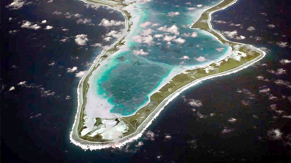 Erstmals feuert der Iran ballistische Raketen in Richtung des 4.000 Kilometer entfernten amerikanisch-britischen Stützpunkt Diego Garcia. (Archivbild) Foto: Uncredited/US Navy via AP/dpa